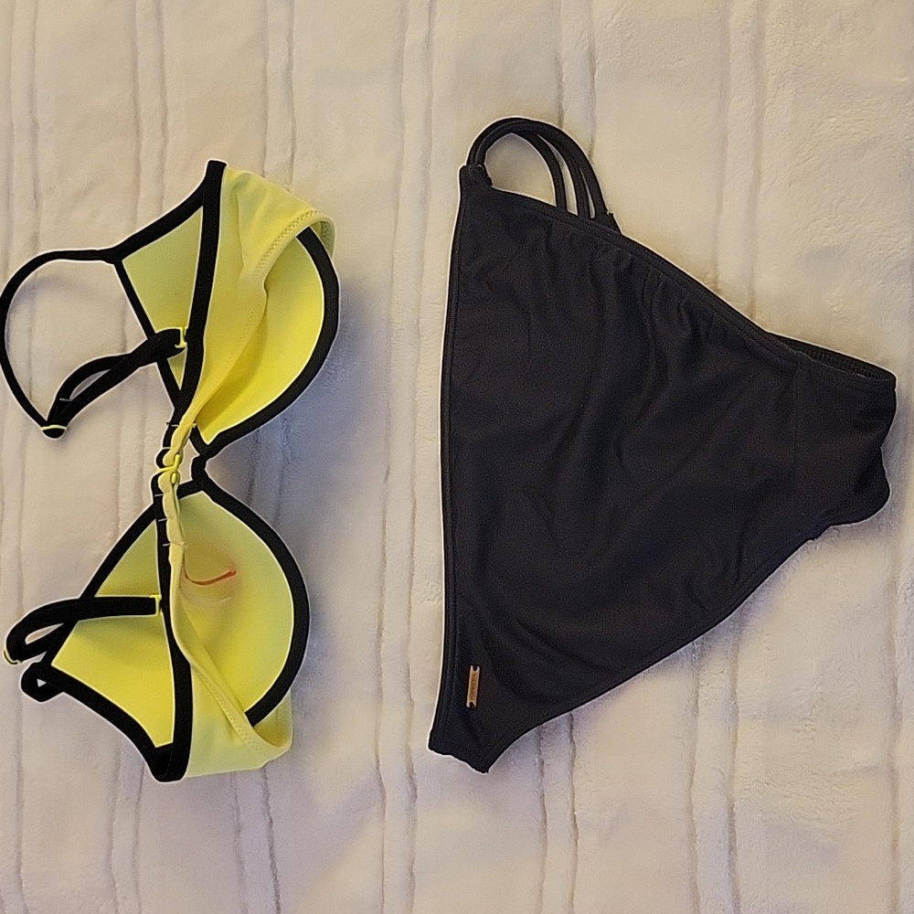 Victoria's Secret Bikini - Picture 2 of 4